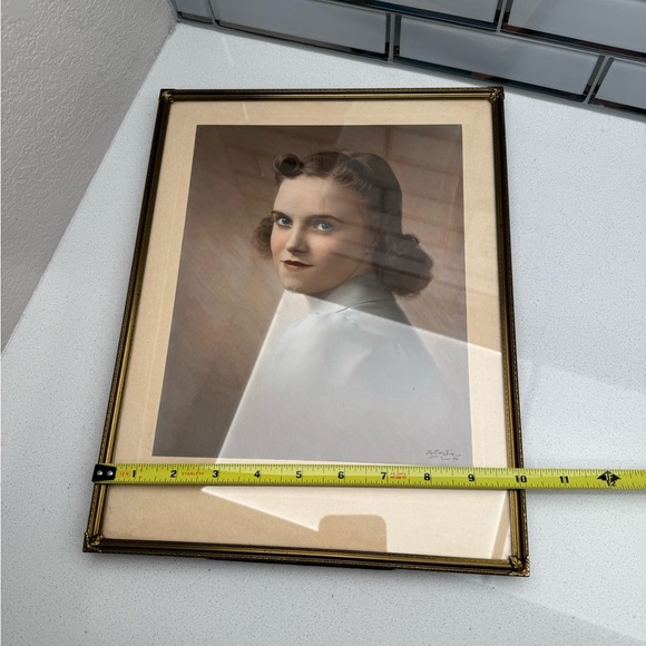 Vintage Picture Photo Frame Gold Tone Woman Girl 1940s Pin Curls - Picture 9 of 9